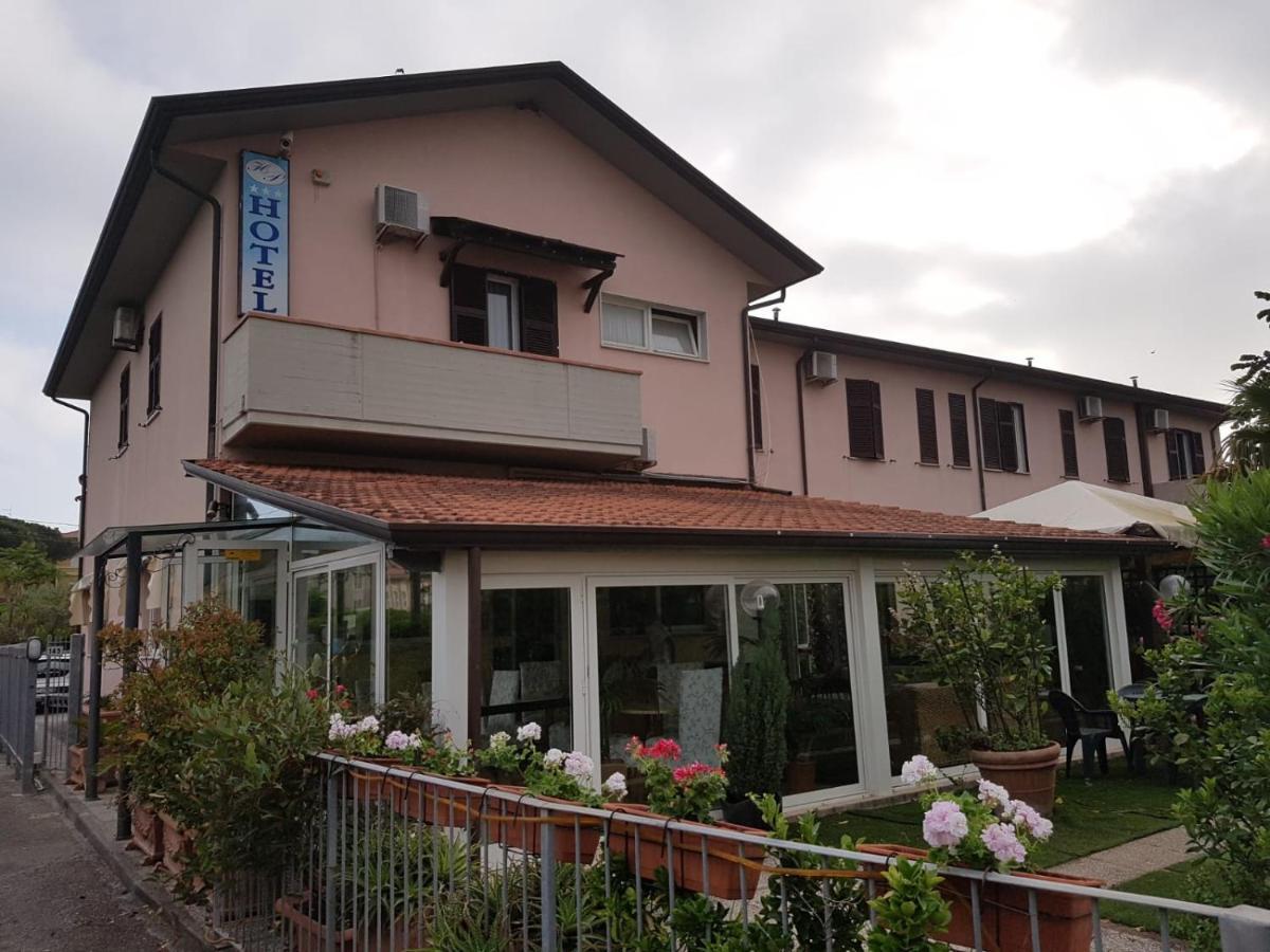 Hotel Patrizia Marina di Massa Luaran gambar